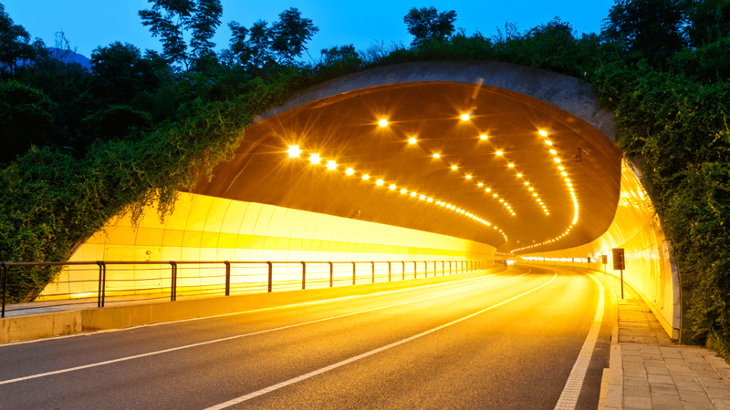 トンネル照明とは？安全性を支える仕組みと種類・設計ポイントを徹底解説