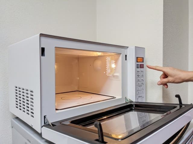電子レンジのニオイをスッキリ除去！身近なものでできる簡単消臭テクニック