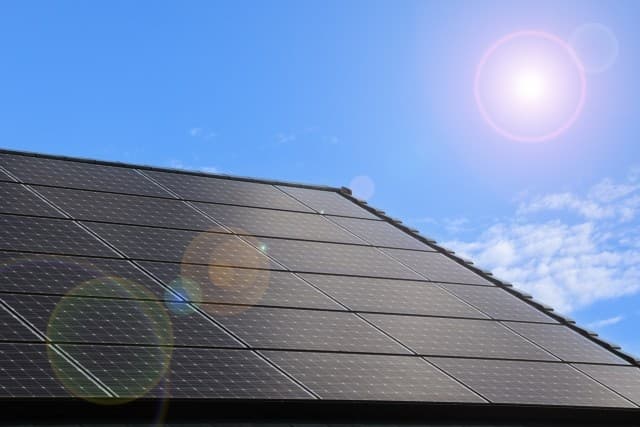 オフグリッドとは？電力会社に頼らない『電気の自給自足』の仕組みとメリットを解説