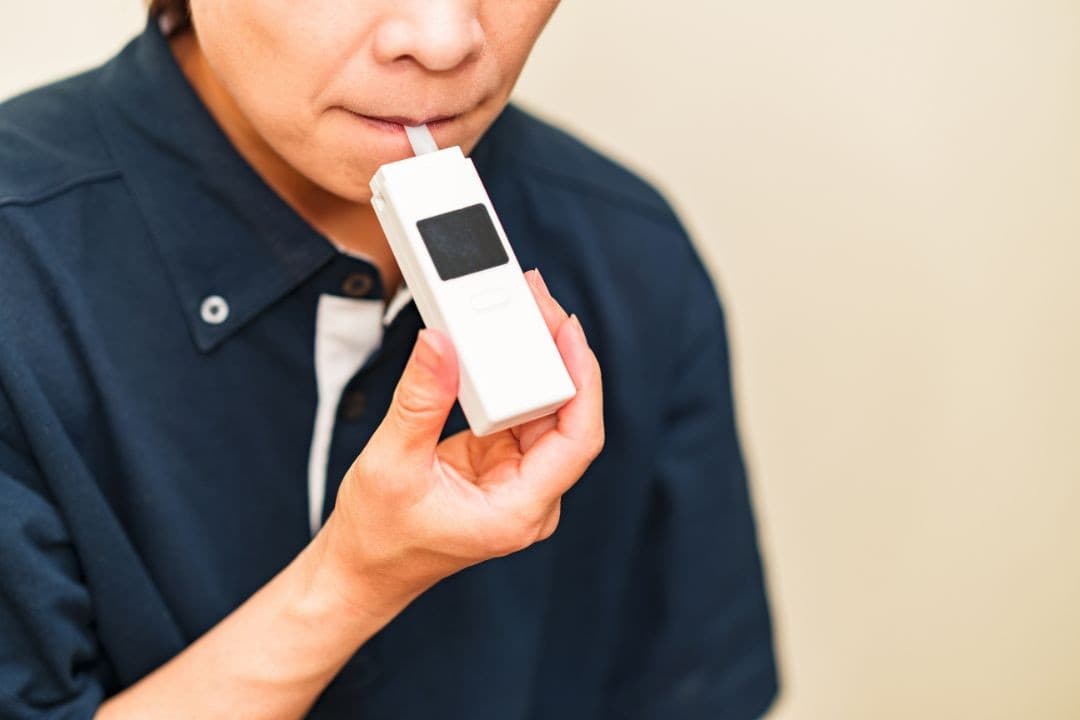 アルコールチェッカーの必要性と法令を徹底解説｜企業に求められる安全管理とは