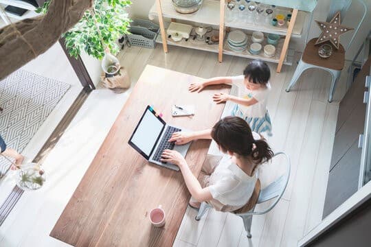 どこでも快適に働くためのPC選びとは？モバイルワーク時代に求められる本当の性能