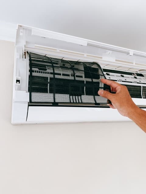 自分でできるエアコン掃除の正しい手順と注意点