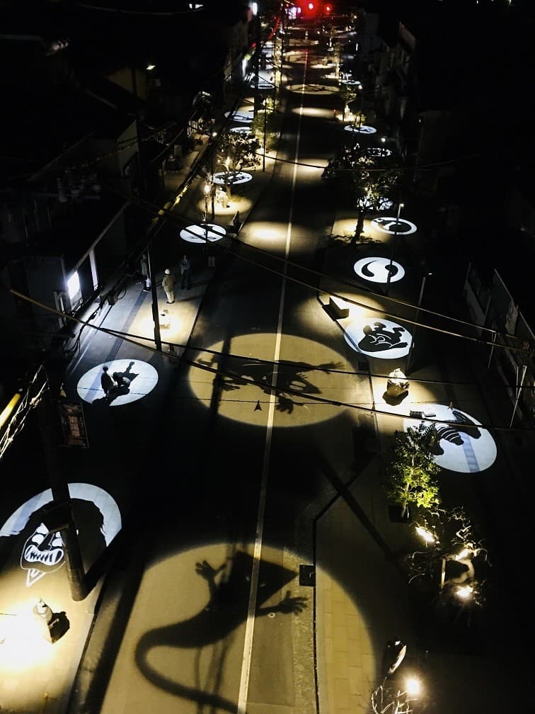 夜の街を彩る妖怪たち ゲゲゲの鬼太郎ロードを照らす街路灯の魅力