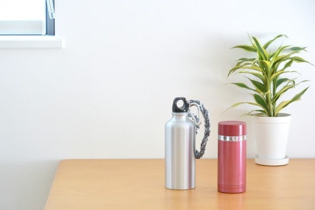 温かさも冷たさも逃がさない。真空断熱ボトルの「科学」と賢い選び方