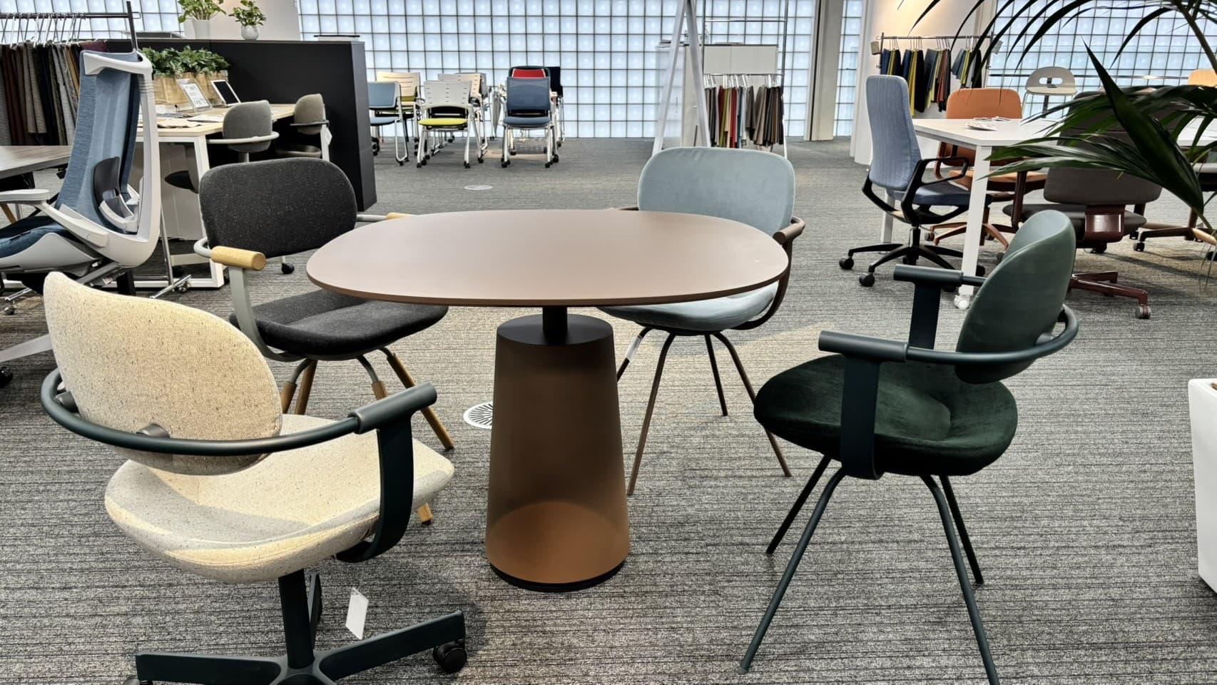 働くをもっと自由に。暮らしに溶け込むワークチェア「vertebra03」の魅力