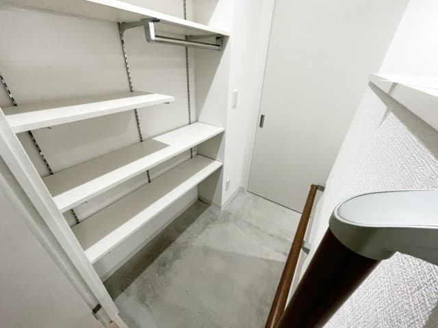 壁と一体化する「隠し扉」の魅力と実現のポイント