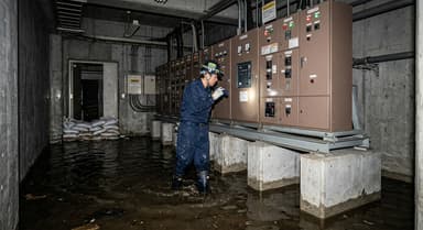 【BCP対策】電気室の水害・浸水対策とは?浸水リスク・嵩上げ移設・防水工事まで解説